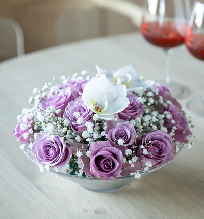 Lilla rosedekorasjon med orkideklokker Lilla rosedekorasjon med orkideklokker